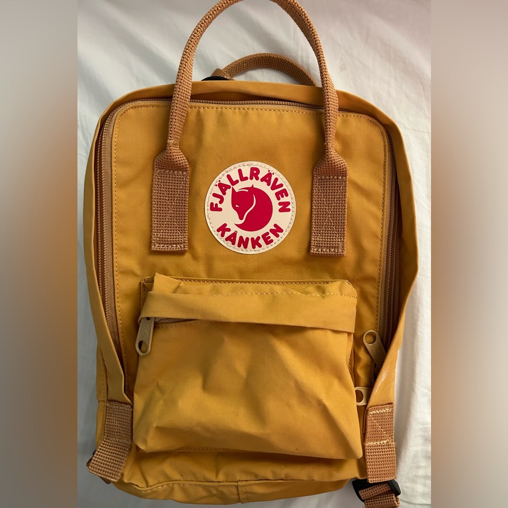 KÅNKEN MINI BACKPACK. MUSTARD COLOR, BNWOT